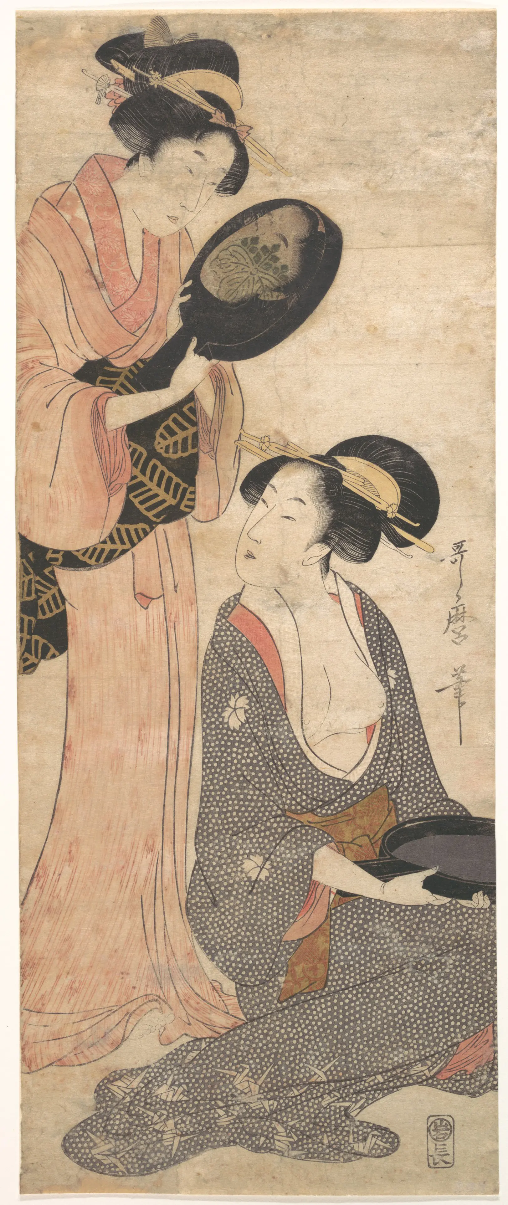 持漆镜片的两位女子